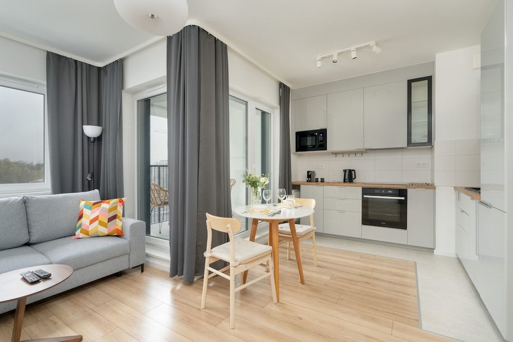 Studio, Balcony