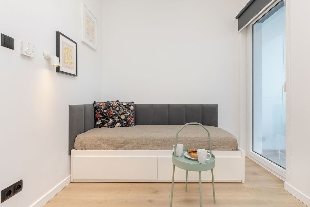 Studio, Balcony