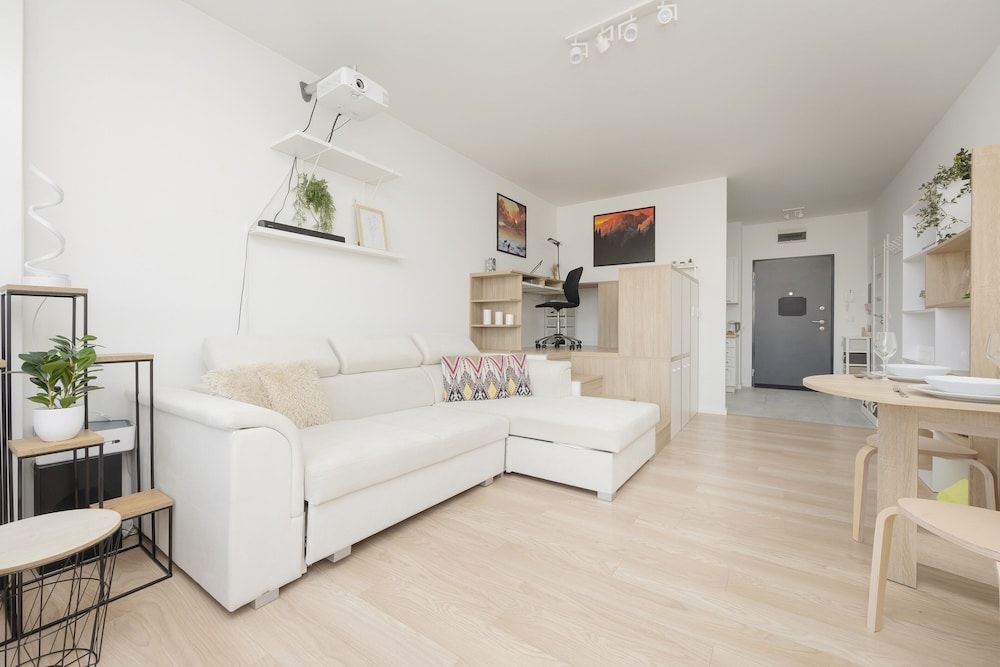 Studio, Balcony