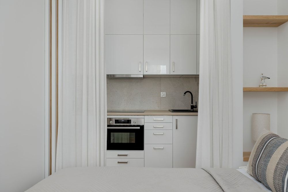 Studio, Balcony