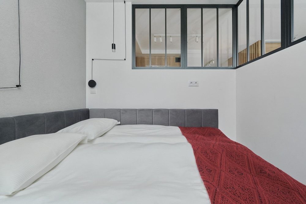 Studio, Balcony