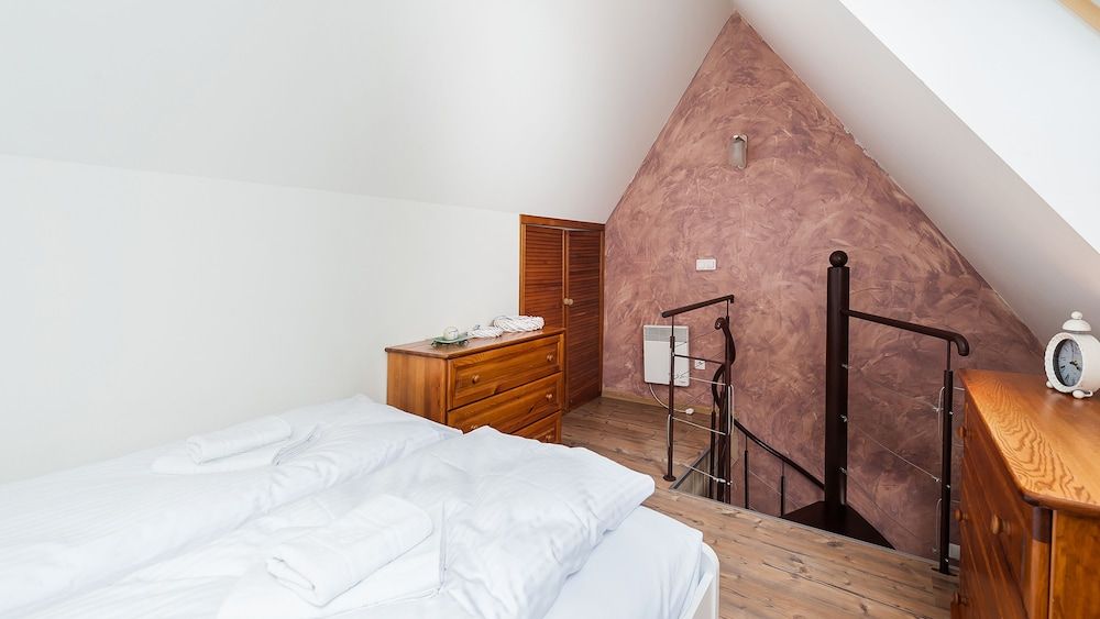 Apartment (15 B)