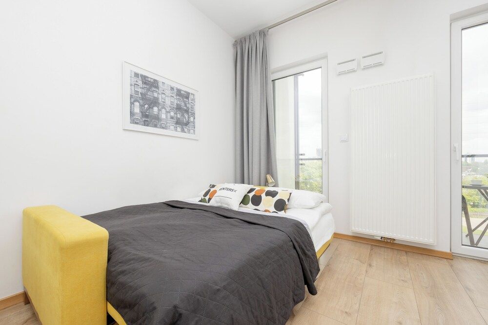 Studio, Balcony