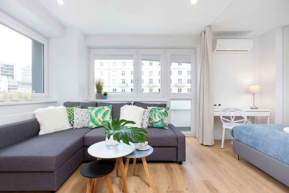 Studio, Balcony