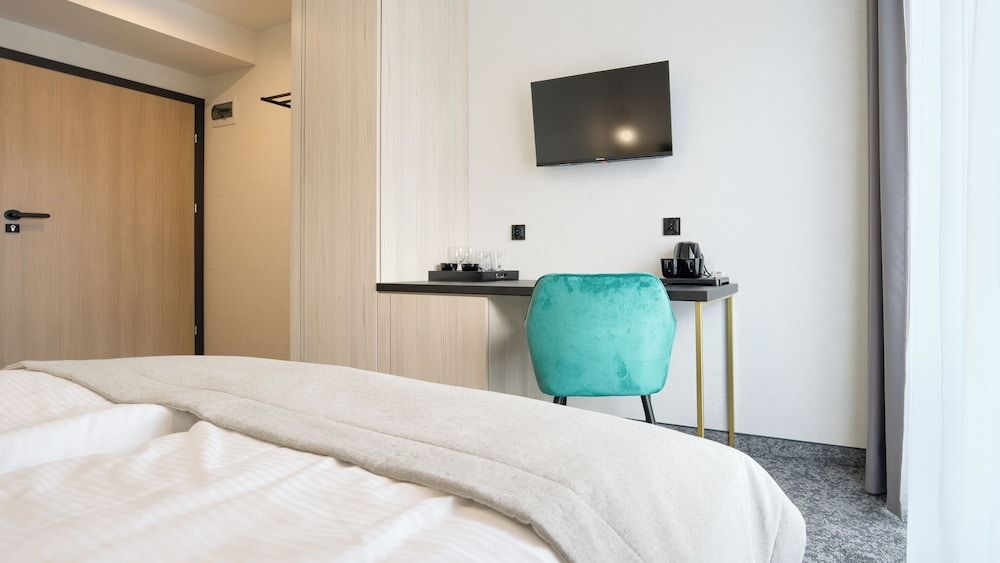 Room, Balcony (211)