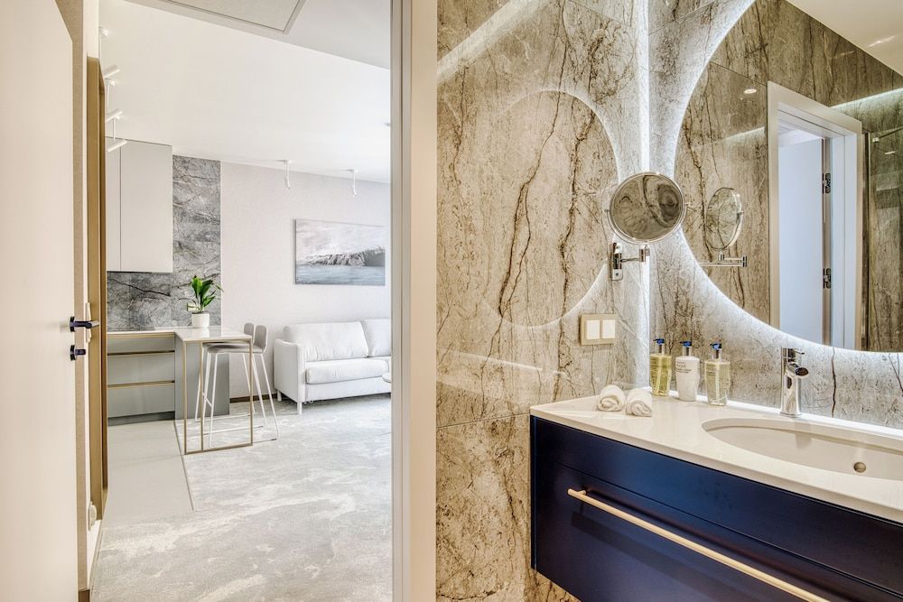 N11 Apartamenty Mikołajki - Destigo Hotels Deluxe Suite, Balcony, Courtyard View 9