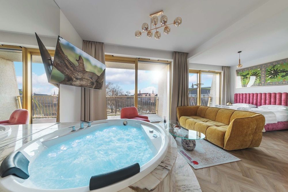 Boulevard Drobnera Residence Apartment with jacuzzi Deluxe with river view 6