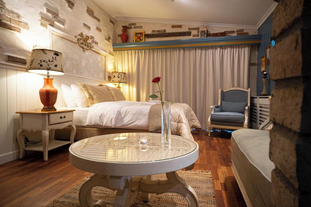 Standard Suite, 1 Queen Bed, Private Bathroom, Courtyard Area