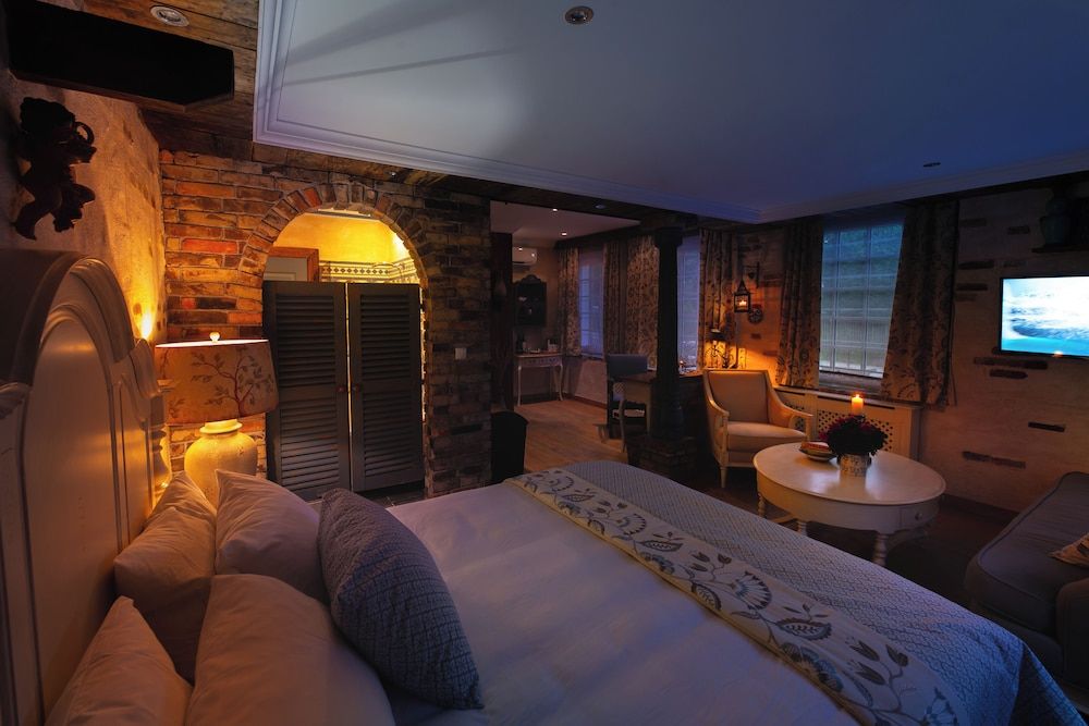 Superior Suite, 1 Queen Bed, Private Bathroom, Courtyard Area