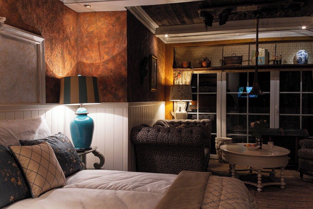 Classic Suite, 1 Queen Bed, Private Bathroom, Ground Floor