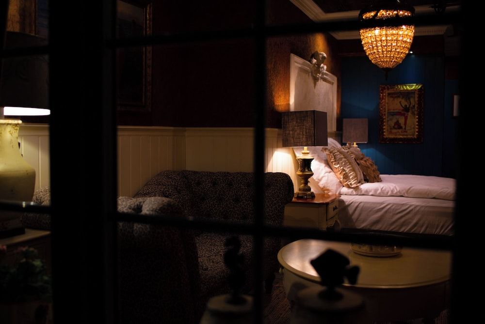 Deluxe Suite, 1 Queen Bed, Private Bathroom, Ground Floor