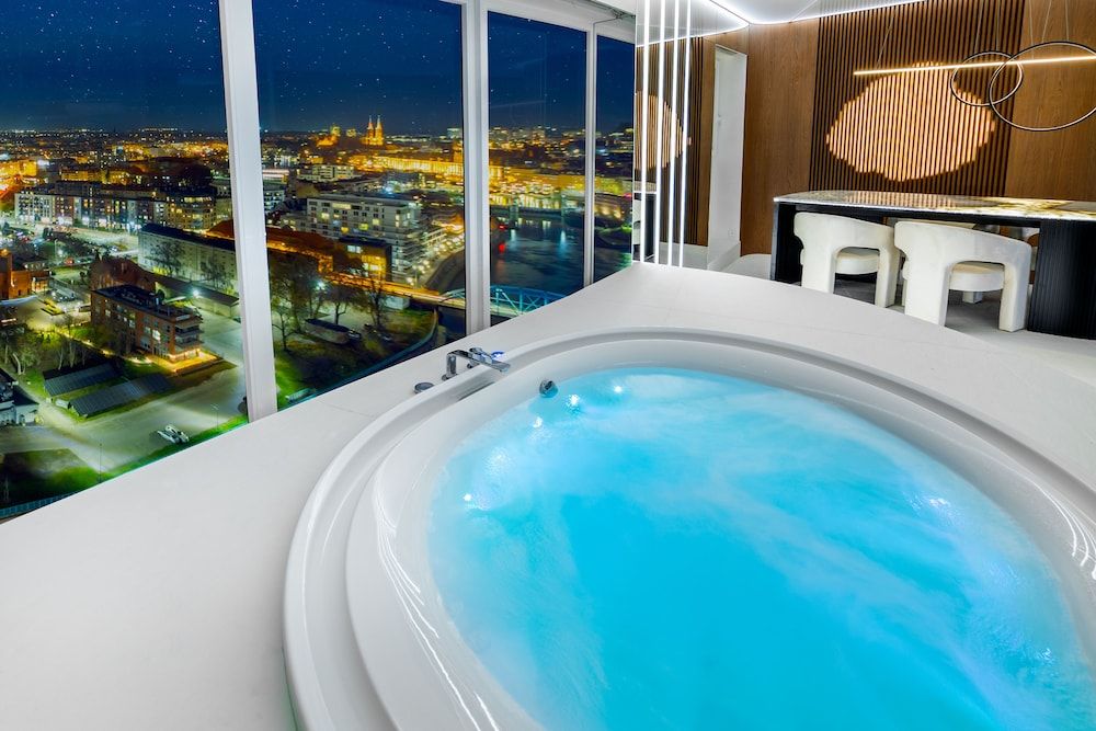 Quorum Apartments Executive Apartment, 2 Bedrooms, Hot Tub 11