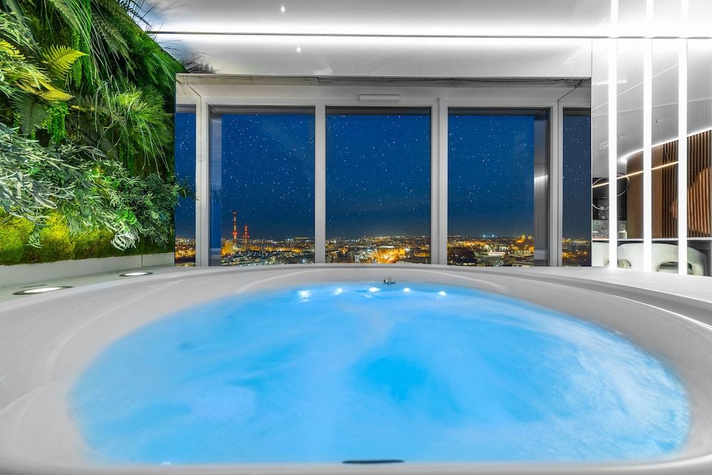 Quorum Apartments Executive Apartment, 2 Bedrooms, Hot Tub