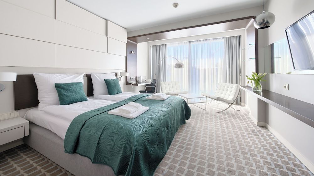Room (403)