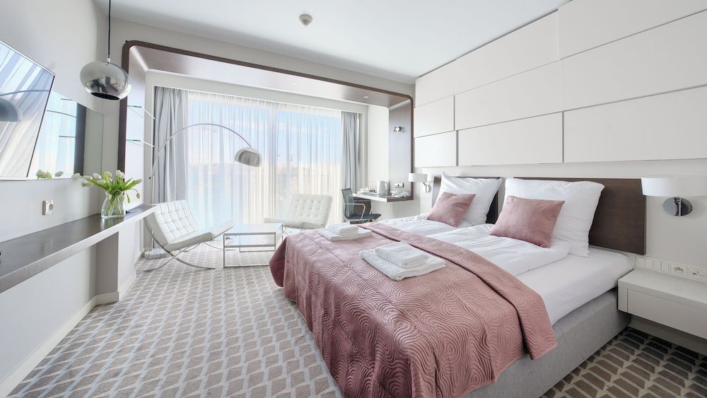 Room (406)