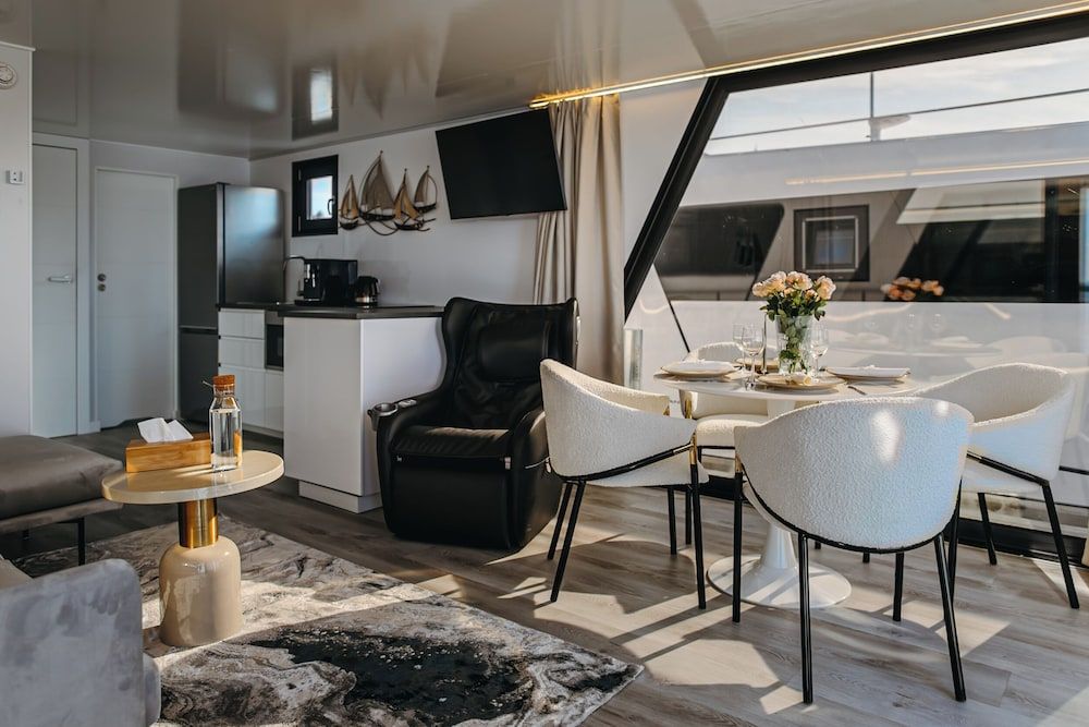 Deluxe Chalet, 2 Bedrooms, Sauna, Lake View