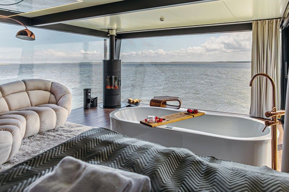 Deluxe Apartment, 2 Bedrooms, Fireplace, Lake View