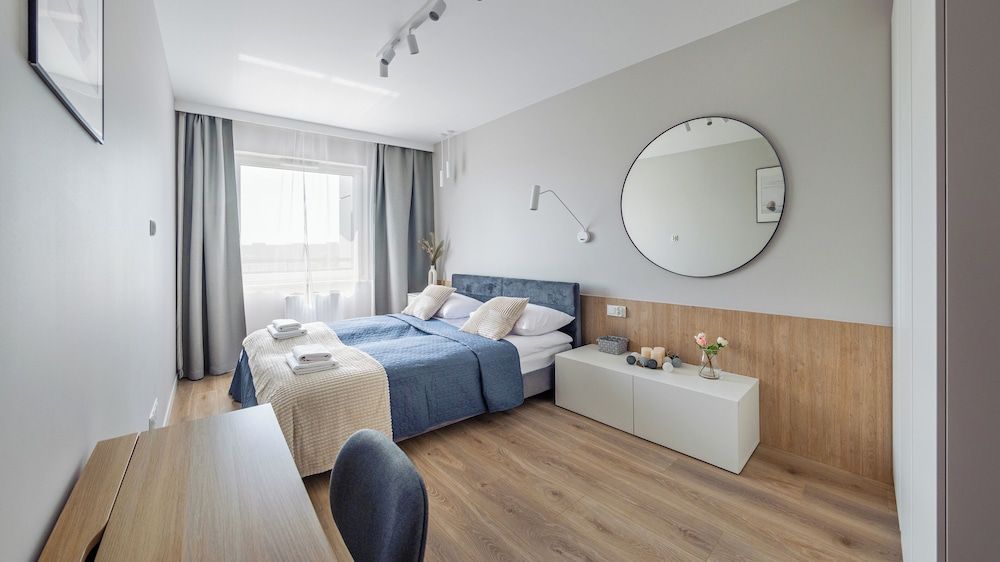 Apartment (18F/44)
