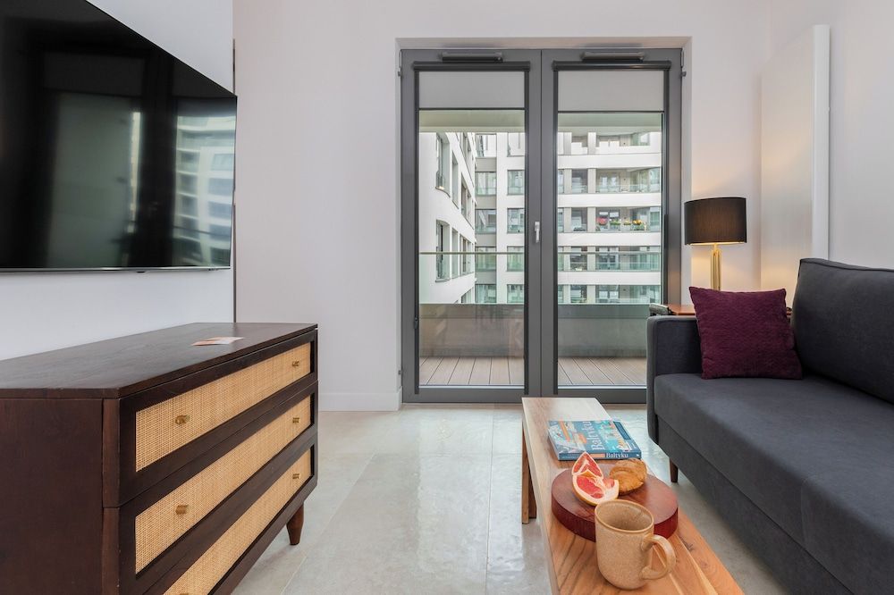 Studio, Balcony