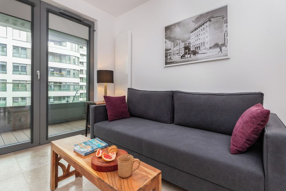Studio, Balcony