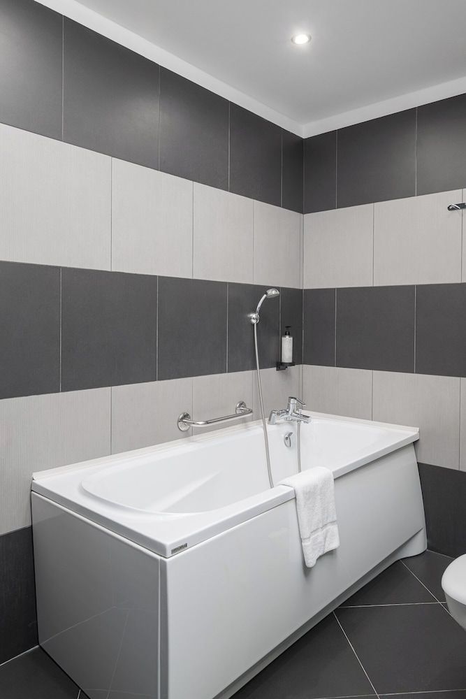 B&B HOTEL Bytom Standard Quadruple Room 12