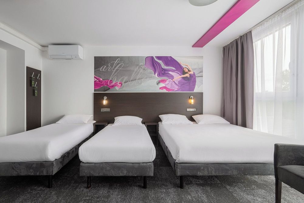 B&B HOTEL Bytom Standard Quadruple Room 6