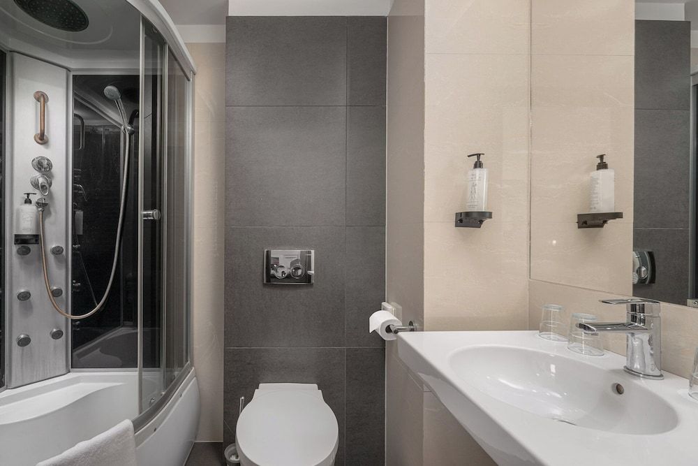 B&B HOTEL Bytom Standard Quadruple Room 11