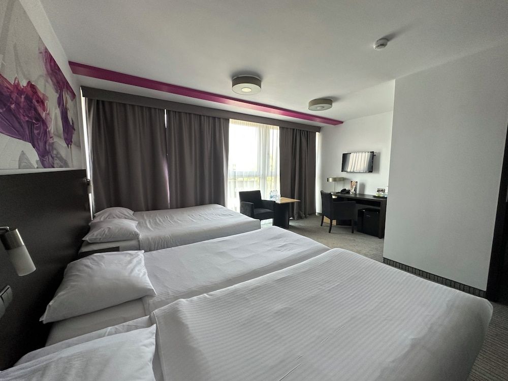 B&B HOTEL Bytom Standard Quadruple Room 2