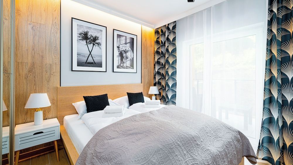 Apartment (12 D)