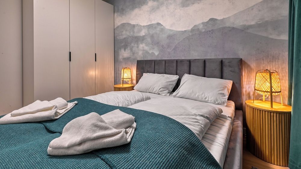 Apartment (9 D)