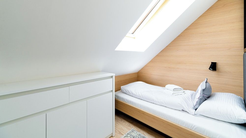 Apartment (15 E)