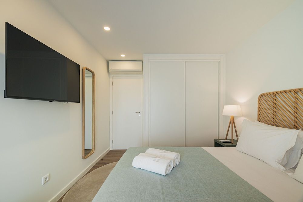 Junior Apartment, Queen