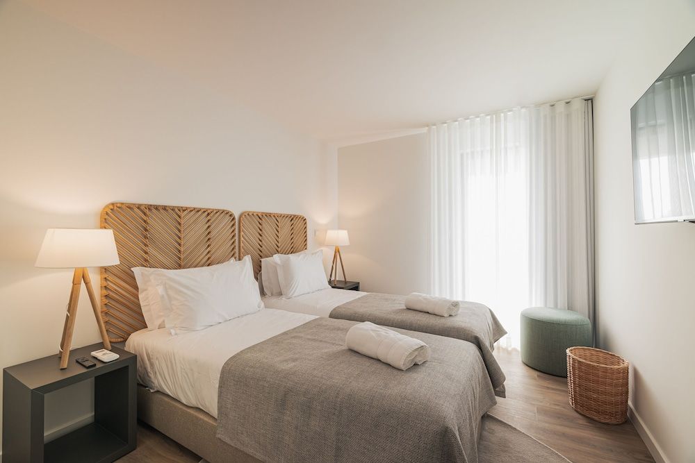 Junior Apartment, Queen