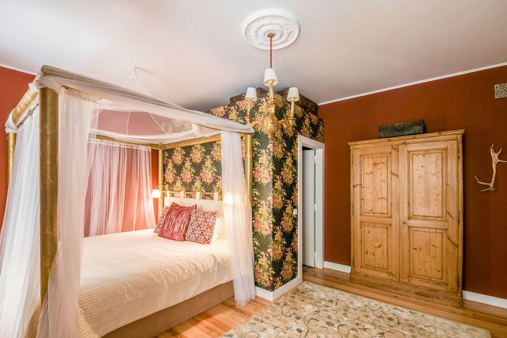 Basic Room, 1 King Bed