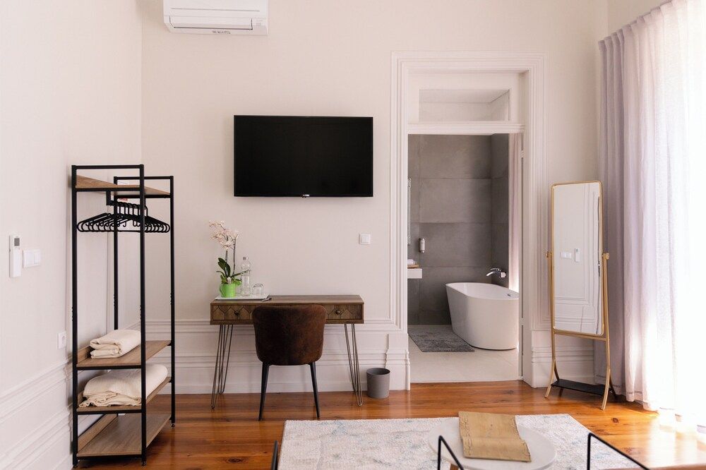 Honeymoon Room, City View