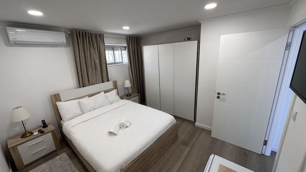 Room (Shared Bathroom)