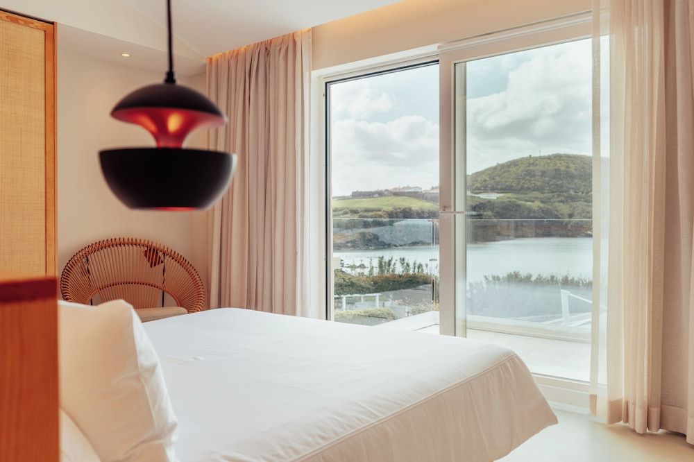 Silveira Bay Lounge Retreat Luxury Suite, Balcony, Ocean View 3