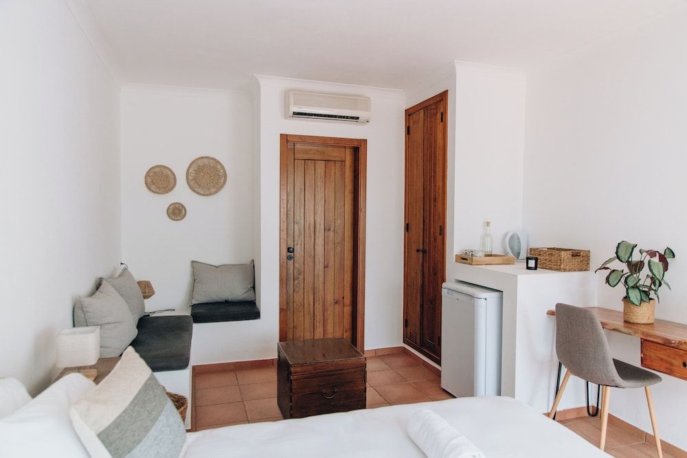 Casa Nook Arrifana Superior Double Room, Pool View 6