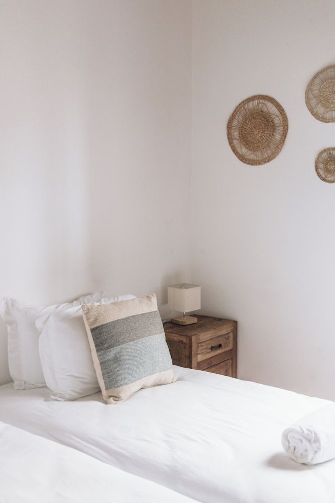 Casa Nook Arrifana Basic Twin Room, Pool View 4