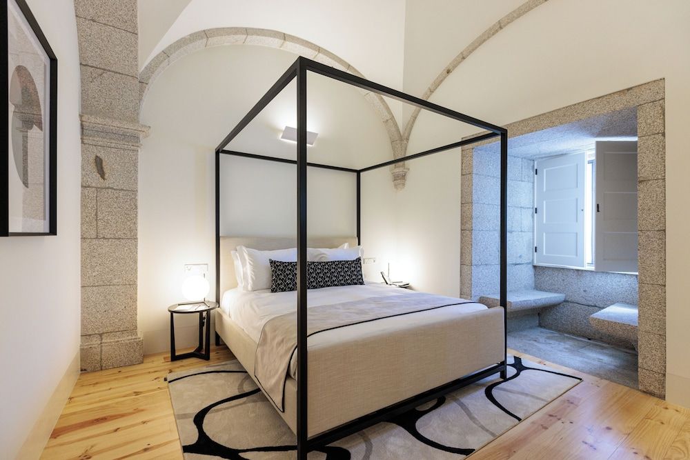 MS Collection Arouca Mosteiro de Arouca Superior Room, Courtyard View 4