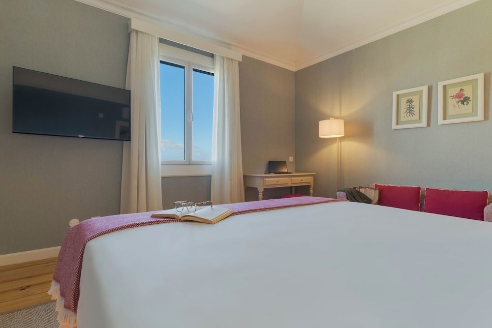 Pestana Quinta Perestrello Deluxe Double Room (Partial Sea View) 4