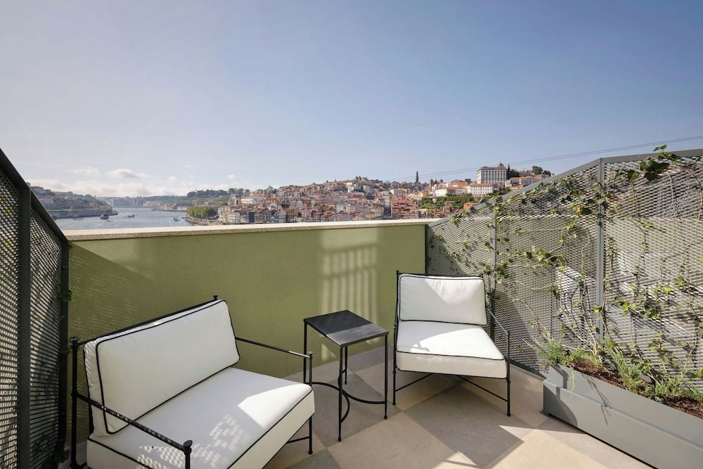 Room, 1 King Bed (Balcony)