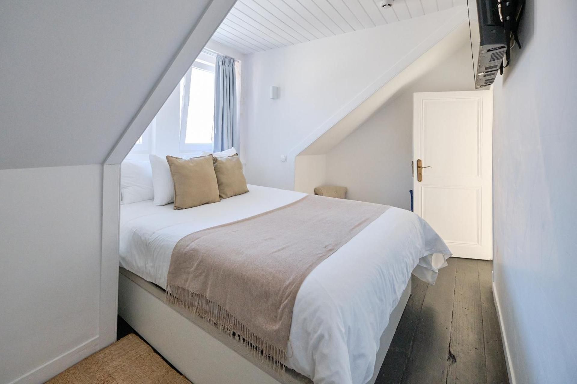 Basic Double Room - Skylight Moon