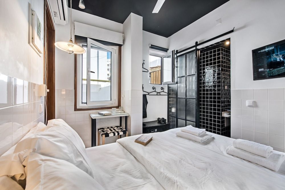 Lemon Tree Stay Basic Double Room 2