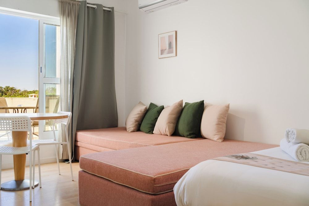 Villa Paraiso Da Caparica Family Room, Multiple Beds, Non Smoking, Pool View 2