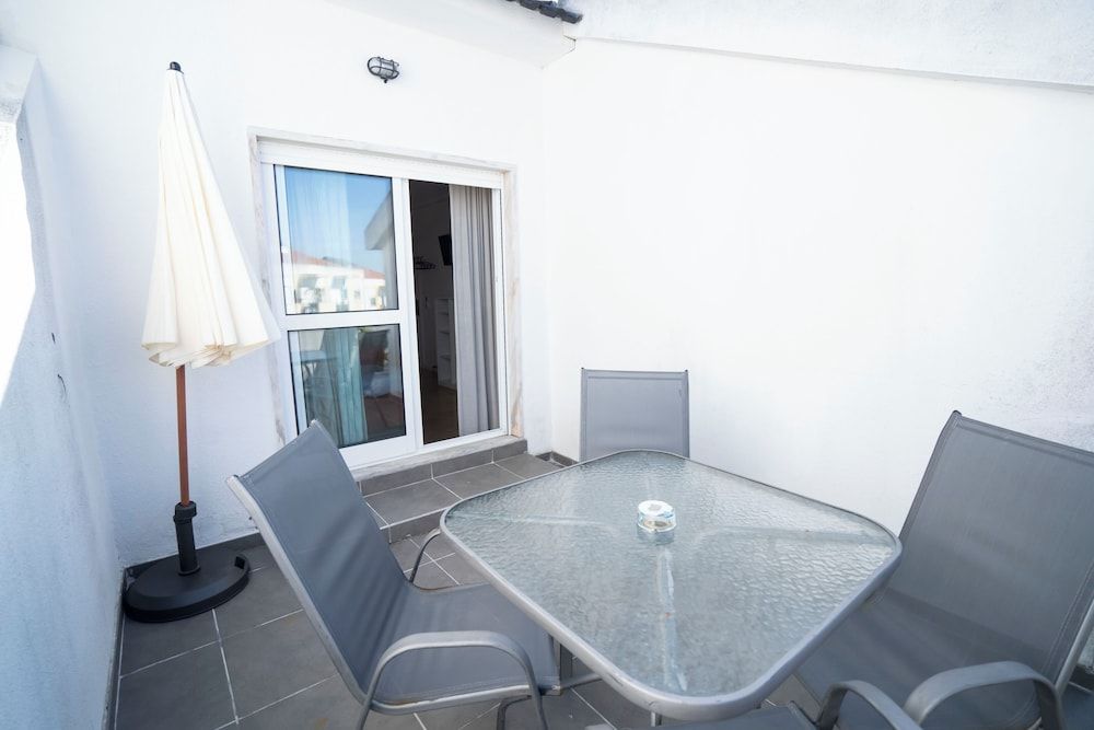 Villa Paraiso Da Caparica Family Room, Multiple Beds, Non Smoking, Pool View 8