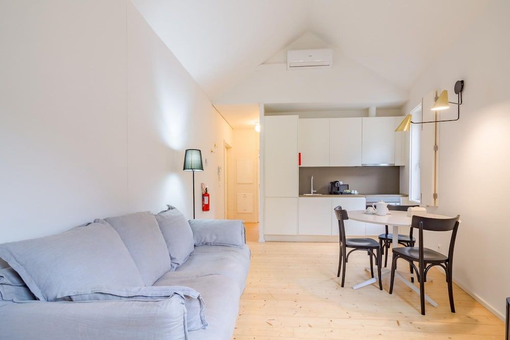 Apartment, Smoking
