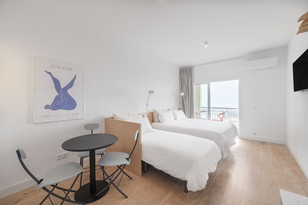 Standard Studio, Balcony