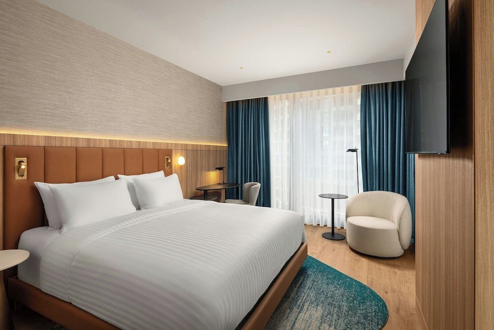 Room, 1 King Bed, City View (Corner)