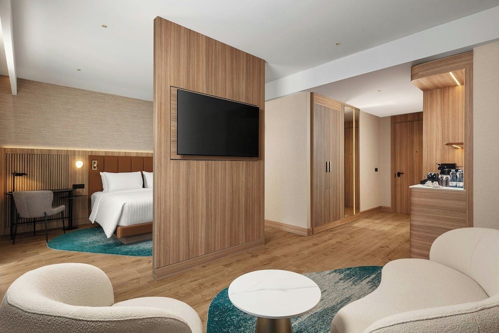 Deluxe Room, 1 King Bed, City View